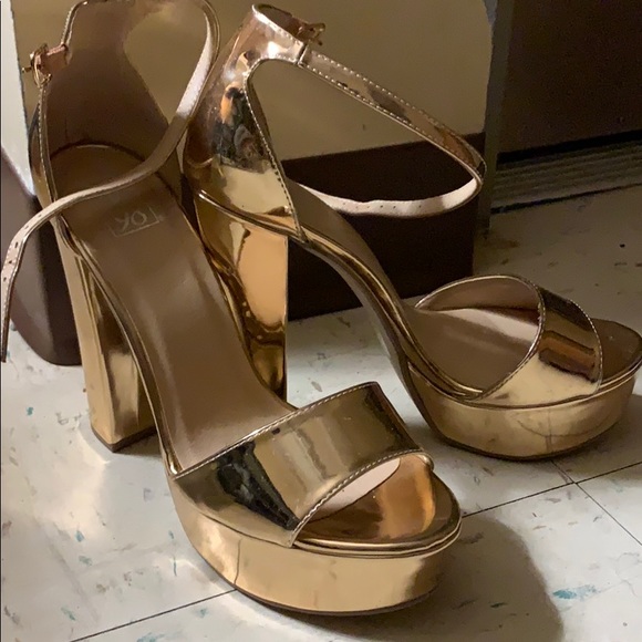 Speed Limit 98 Shoes - Gold Platform Heel